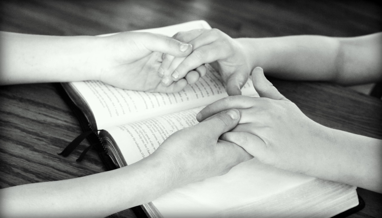 godsgirl madi holding hands 752878 1280
